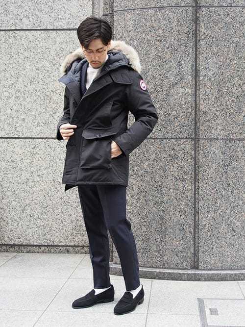 ダウンジャケットと黒セットアップの冬服メンズコーディネート