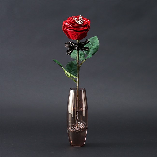 クリスマスプレゼントに贈りたい一輪のバラの花