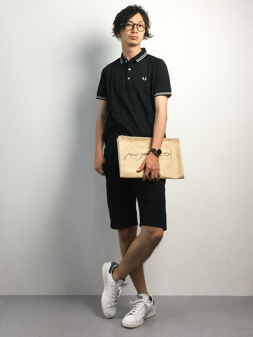 黒ポロシャツとショートパンツの着こなしコーデ