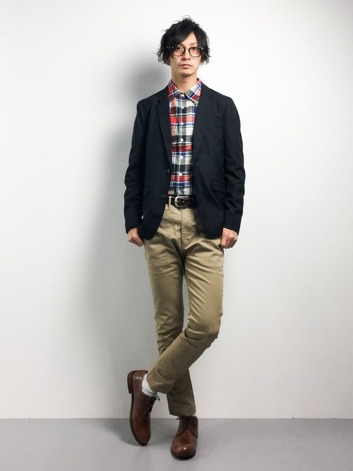 赤チェックシャツとブラックジャケットのメンズ秋服コーディネート
