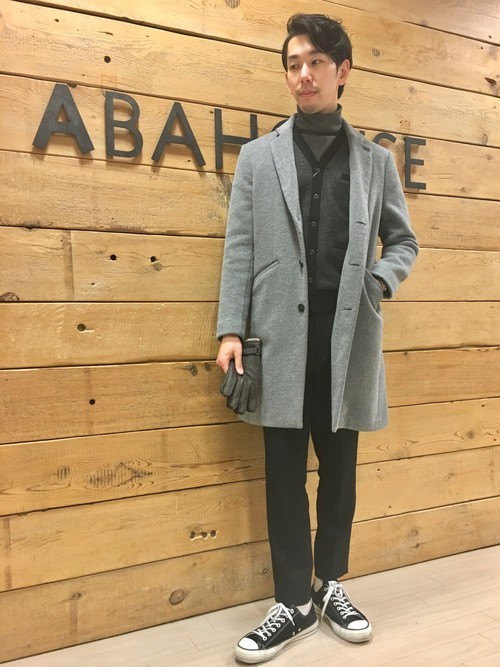 タートルネックとチェスターコートのメンズ冬服コーディネート