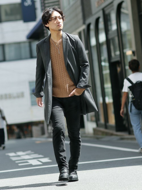チェスターコートとニットのメンズ冬服コーディネート
