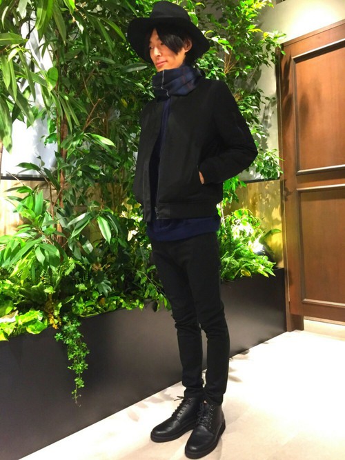 オールブラックとつば広ハット