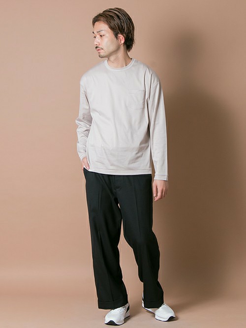 白×黒の定番ノームコアコーデ