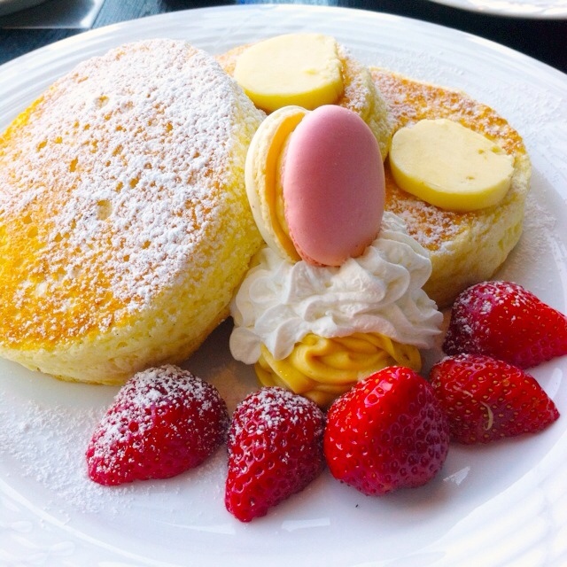 オリジナルパンケーキあまおう添え