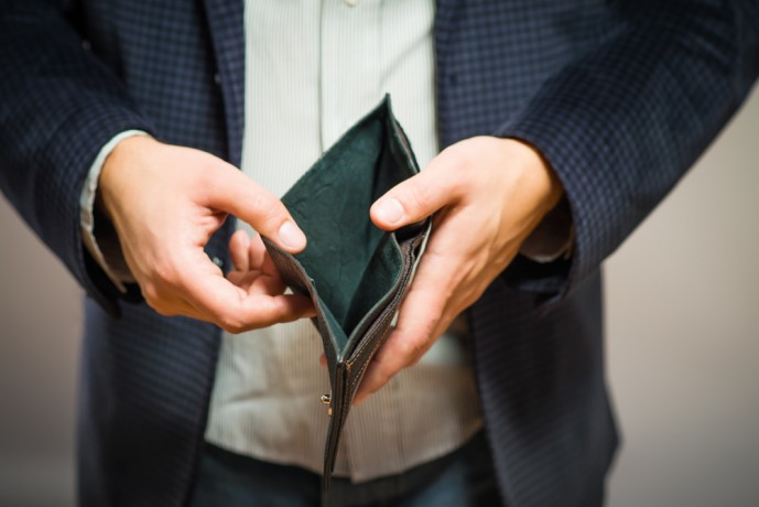 甲斐性無し男は金遣いが荒い
