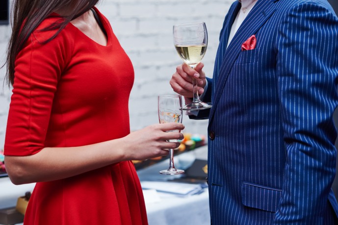 社内恋愛の飲み会におけるアプローチ