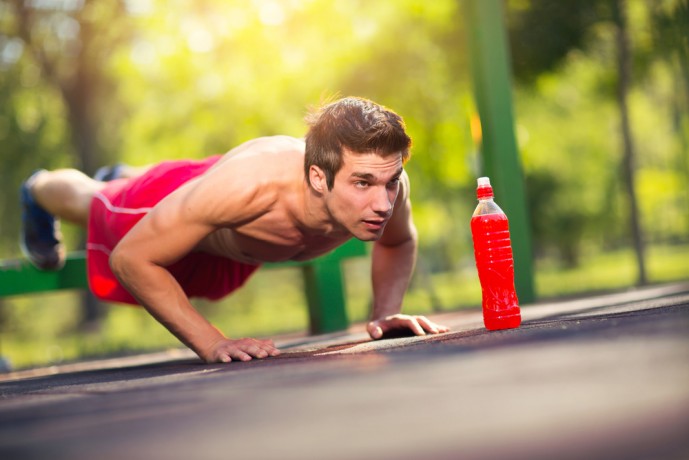 公園でデクラインプッシュアップトレーニングをしている男