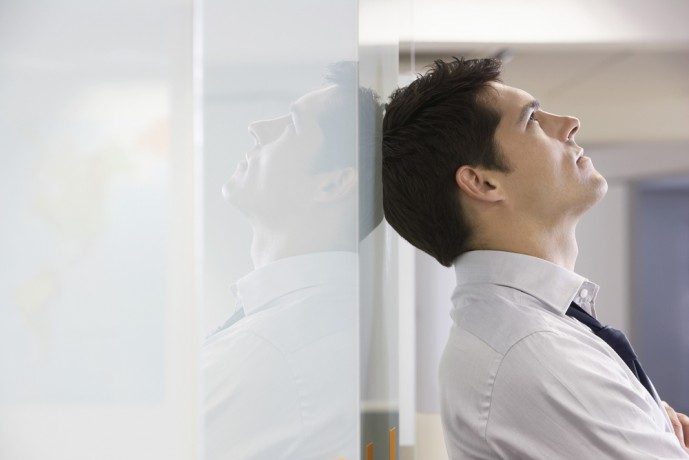 人の評価を気にしすぎなコミュ障男性
