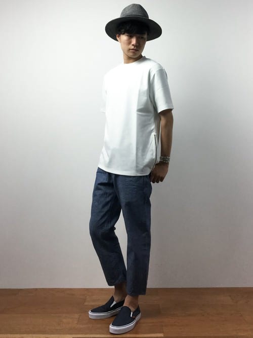 〈夏〉白Tシャツでシンプルにまとめながら足元にアクセントを。 メンズファッションコーディネート