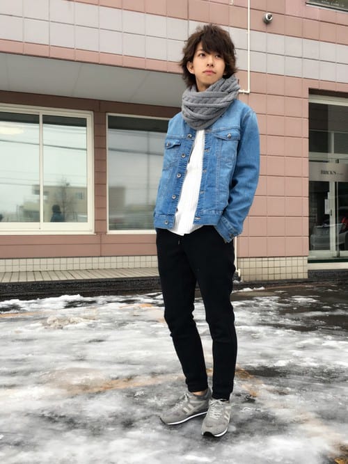 デニムジャケットにストールを巻いた着こなし術