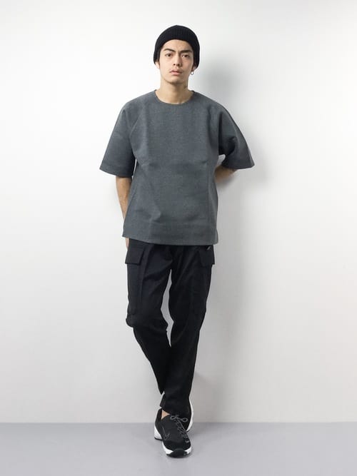 カーゴパンツとTシャツのメンズコーデ