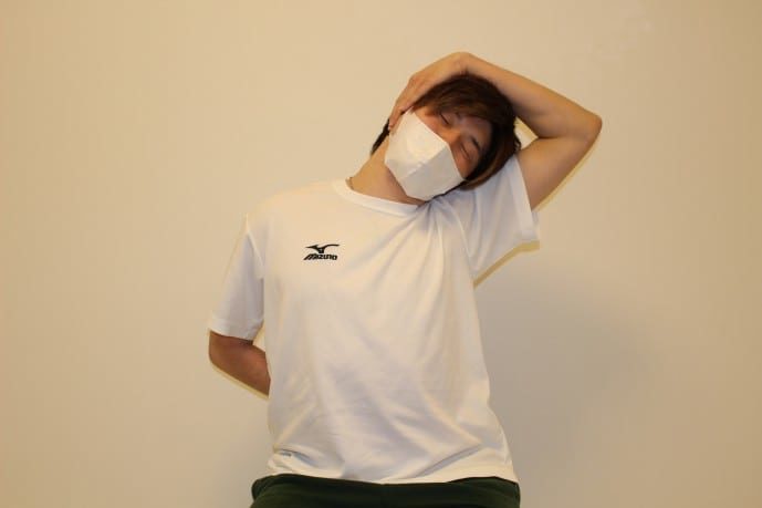 首回りの柔軟ストレッチ